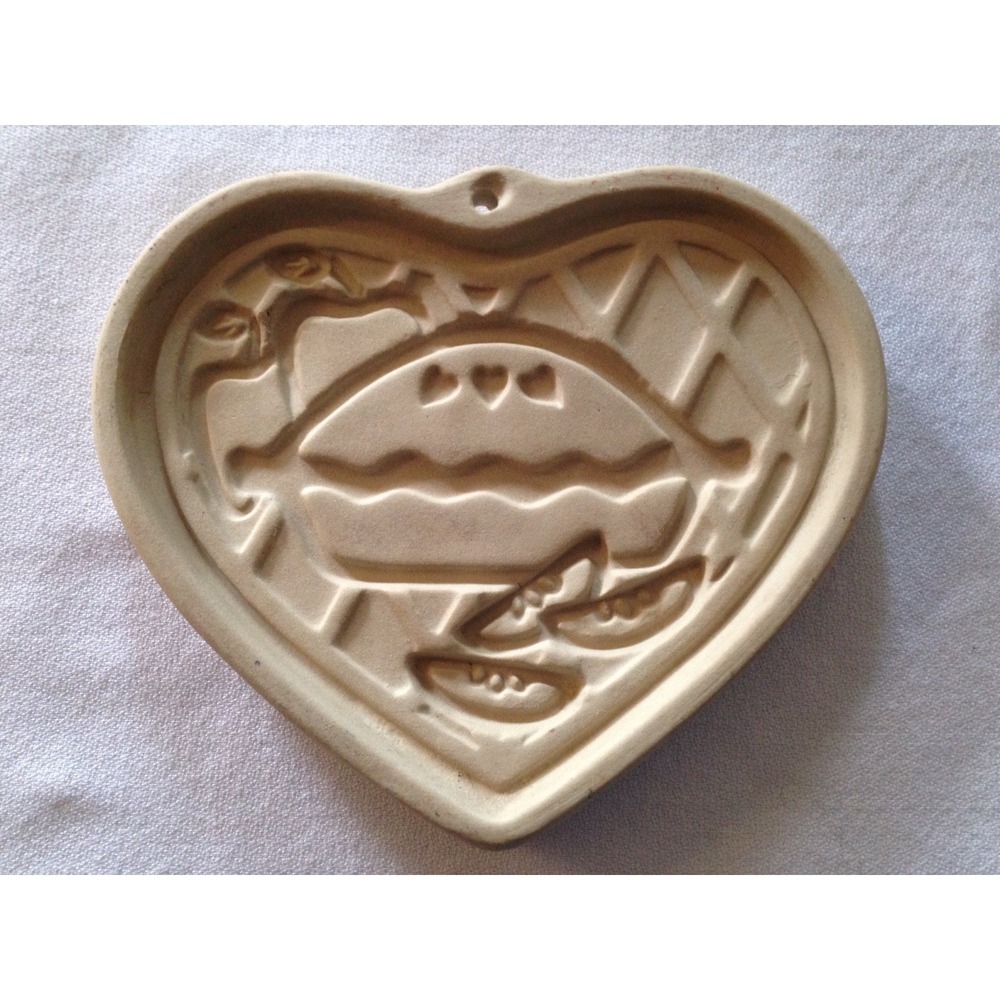 Pampered Chef Stoneware Cookie Mold Welcome Home Heart 1998 USA Apple Pie Wall